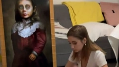 JEZIV POKLON, PREMRLA JE OD STRAHA Slika pomalo zastrašujuća izbezumila je devojku kada je počela da se pomera i da pretim krvavim ubistvom!