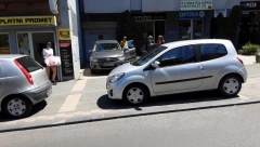 Blokirala celu zgradu automobilom i traži oslobađanje
