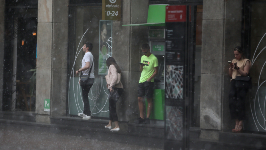 IZNENADNA PROVALA OBLAKA U BEOGRADU Letnji pljusak se sručio iz vedra neba (FOTO/VIDEO)