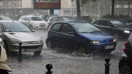 SKLANJAJTE SE SA ULICA, SLEDI NEVREME! RHMZ izdao hitno upozorenje, dolaze pljuskovi, grmljavina i grad