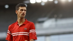 DA LI STE PRIMETILI NEŠTO ČUDNO TOKOM MEČA? Đoković se odlučio na neobičan potez, da li je tako zbunio Nadala? (FOTO)