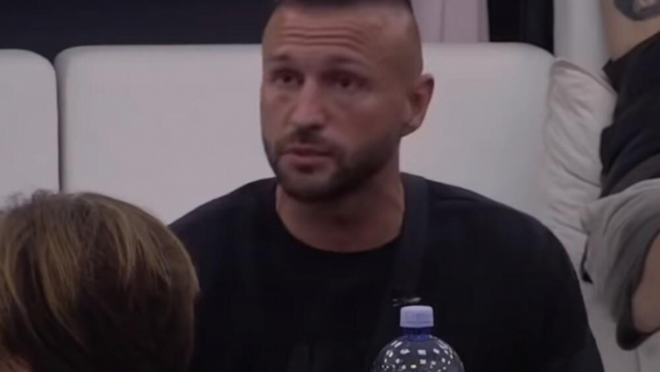 JOŠ UVEK KIVAN NA PORODICU! Ša besan što su se umešali i zabranili Tari da koristi stan, reper ne prestaje, a zadrugarka pokušava da ga urazumi