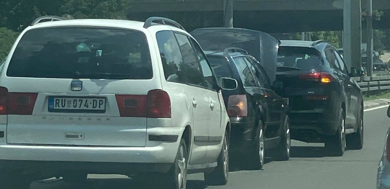 LANČANI SUDAR KOD AERODROMA Šest vozila učestvovalo u udesu