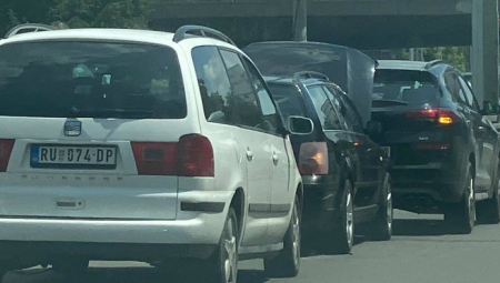LANČANI SUDAR KOD AERODROMA Šest vozila učestvovalo u udesu