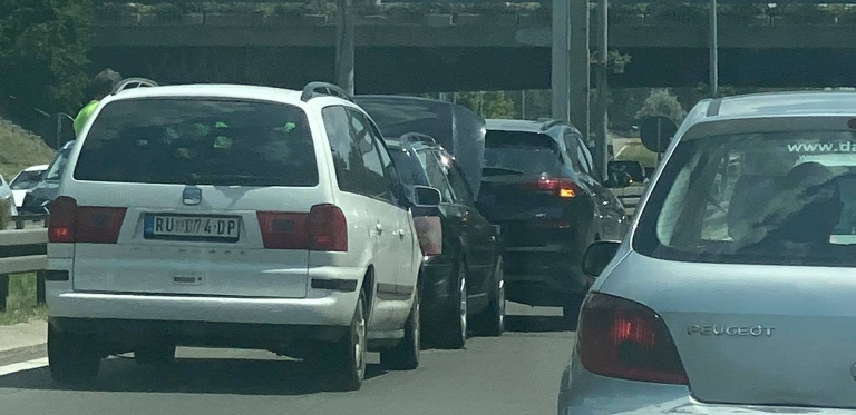 SAOBRAĆAJKA NA AUTOPUTU: Sudarila se 3 vozila, stvorila se gužva (FOTO/VIDEO)