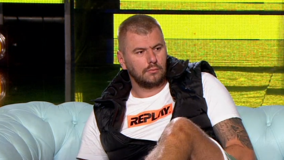 MUVAO JE, A ONA GA OHLADILA Isplivala prepiska Janjuša i bivše zadrugarke, pijan joj izjavljivao ljubav (FOTO)