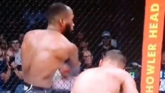 NAPRIMAO SE BATINA, A ONDA JEDNIM UDARCEM DIGAO SVE NA NOGE! Legendarni MMA borac se vratio u oktagon posle više od dve godine i dokazao zašto ga publika obožava! (VIDEO)