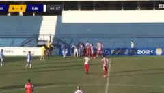 U BRAZILU SE DESILA IDENTIČNA SCENA KAO U KOPENHAGENU! Fudbaler se srušio na travu,  lekarska služba odmah pritrčala u pomoć!