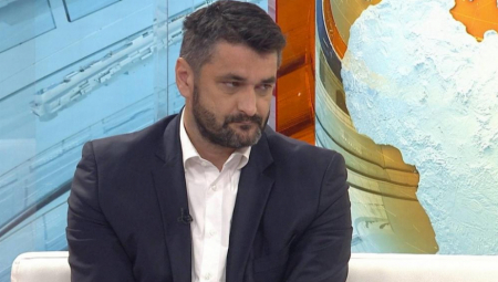 EMIR SULJAGIĆ NAPAO, PA ZAŽALIO Šešelj mu žestoko odgovorio - On je direktor Centra ljubitelja nekrofilije "Srebrenica"