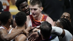 NIJE MU DAO DA ZAVRŠI PITANJE! Jokić odbrusio kao nikad: Brate, briga me za to!