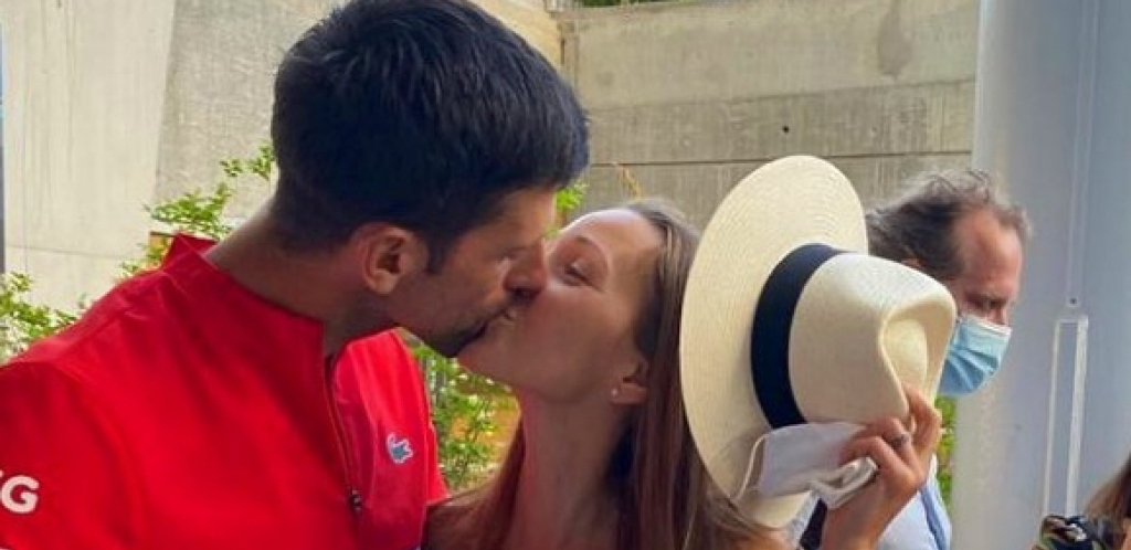 JELENA ĐOKOVIĆ ODRŽALA MODNU LEKCIJU U PARIZU: Novakova supruga zaludela svet lepršavim outfitom, koji od svake žene pravi boginju