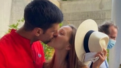 JELENA ĐOKOVIĆ ODRŽALA MODNU LEKCIJU U PARIZU: Novakova supruga zaludela svet lepršavim outfitom, koji od svake žene pravi boginju