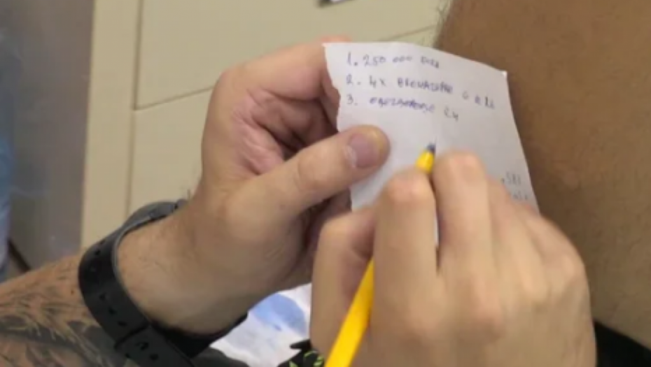 SPREMITE SE DA ZAPLAČETE OD SMEHA Ovo su stvari koje Janjuš zahteva da bi bio sa Majom: Oklop za glavu, metalne rukavice, lekovi za smirenje, ali tu nije kraj (FOTO)