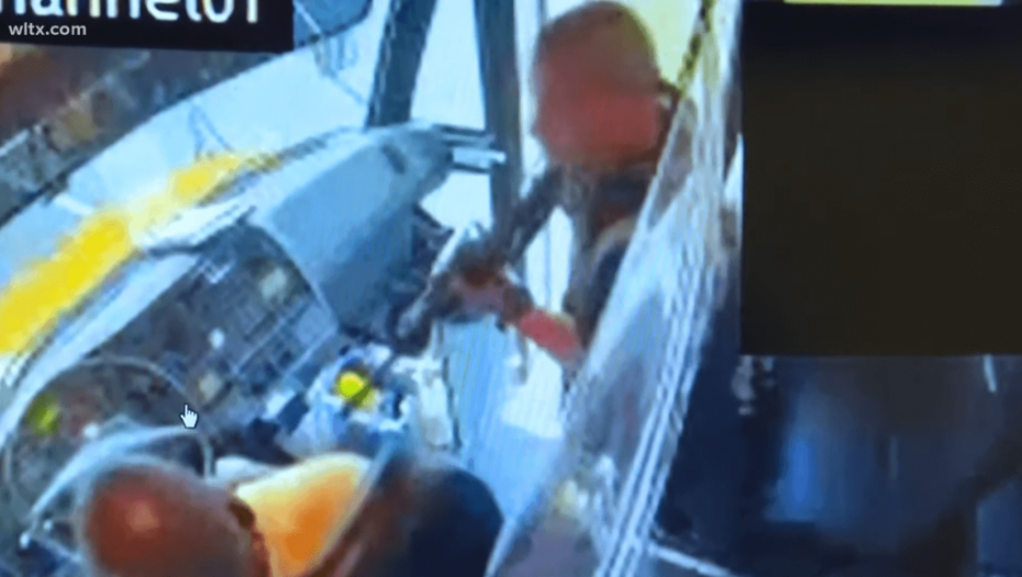KAMENOVANI I OPLJAČKANI Srpski autobus u Skoplju napali huligani