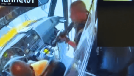 KAMENOVANI I OPLJAČKANI Srpski autobus u Skoplju napali huligani