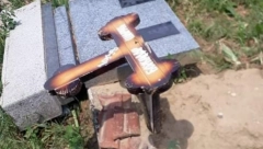 SRBI OPET NA UDARU Albanci polomili spomenike i krstove na groblju u Orahovcu