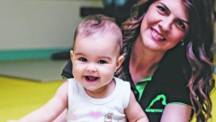 UČIMO DA SEDIMO Večita dilema koja muči novopečene roditelje jeste kada je idealan trenutak za stavljanje bebe u sedeći položaj