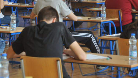 POČINJU PRIPREME ZA MALU MATURU Od danas u prodaji zbirke za završni ispit, evo koliko koštaju!