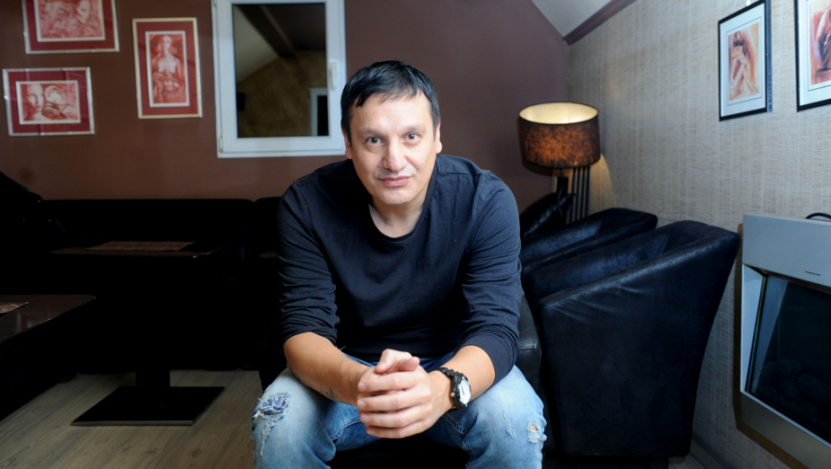 ČASTIO ZBOG ROĐENJA UNUKE! Deda Gagi Đogani u provodu u Skadarliji, uživa sa novom devojkom, grli je, a par više ne krije emocije!