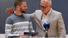 HEROJ U SKUPŠTINI GRADA: Zamenik gradonačelnika ugostio heroja koji je ugasio zapaljen autobus (FOTO)