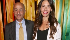 ONA TVRDI DA JE BIVŠI MUŽ „POKRAO“ I ISKORISTIO! Ne mogu da preživim sa 80.000 dolara mesečno, koliko mi daje! Ostala bi sa njim da nije prenizak