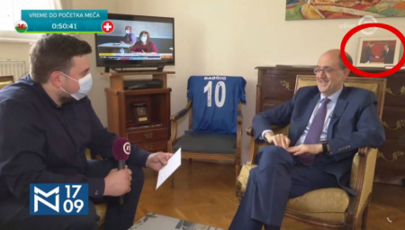 DETALJ KOJI JE NOVA S PROPUSTILA DA ISEČE! Novinari otišli kod ambasadora Italije, kada su pustili prilog svi su gledali samo u sliku iza Karla! (FOTO)