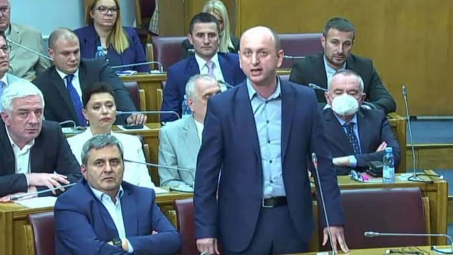 "KUME, ZLATO, PUŠTI BOGA, JA ĆU DA TE ČUVAM" Katnić cmizdrio, Knežević ga brutalno ponizio! (FOTO)