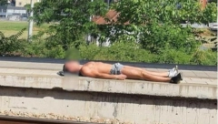 SUNČAO SE NA PERONU DOK ČEKA VOZ Mladić se skinuo nasred železničke stanice u Rakovici