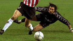 Došao na stadion, u golu otkopao sakriveni kovčeg, a onda iz njega izvadio ono zbog čega su se svi oduševili (VIDEO)