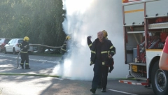 INCIDENT U CENTRU PROKUPLJA Goreo automobil, građani u panici pokušavali da pomognu