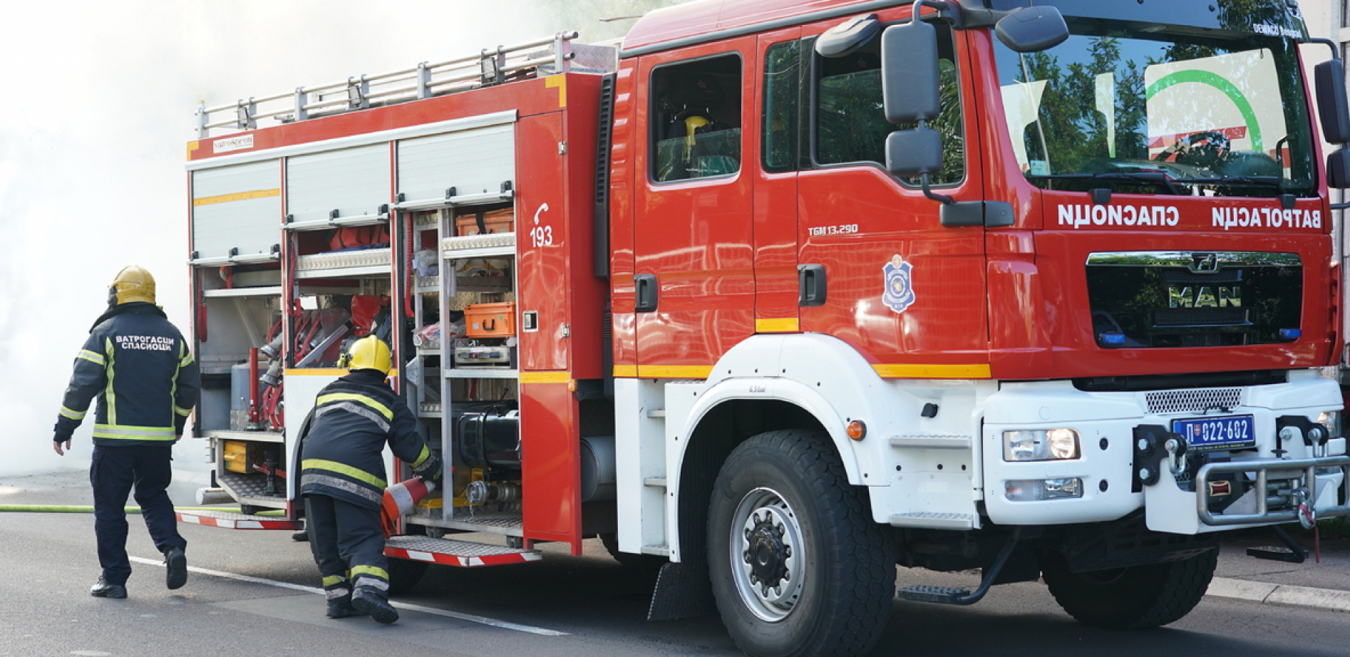 SEDAM VATROGASACA GASI PLAMEN: U požaru na Paliluli povređena jedna osoba