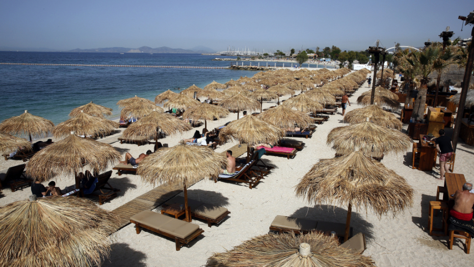 DEČAK UMRO U VODI Horor u popularnom grčkom letovalištu: Pena mu išla na usta, pokušali da ga ožive nasred plaže