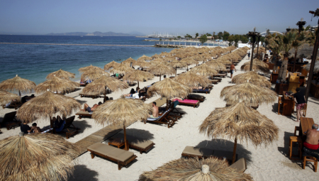 DEČAK UMRO U VODI Horor u popularnom grčkom letovalištu: Pena mu išla na usta, pokušali da ga ožive nasred plaže