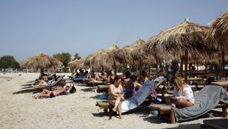 POSLE LETOVANJA U GRČKOJ OSTAO IM GORAK UKUS Srpska porodica doživela šok na plaži, oduzeli im ručni frižider, ali  to nije sve