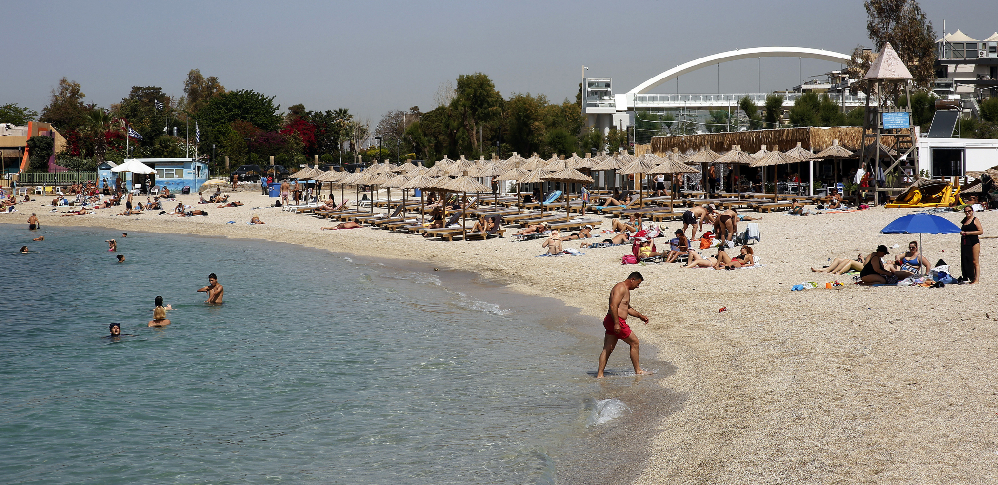 NA PORŠE OD 200.000 EVRA OKAČIO ŠATOR I KRENUO NA LETOVANJE Urnebesna fotografija ovog turiste izazvala haos na društvenim mrežama (FOTO)