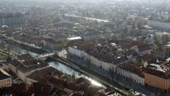 ŠIROM DEŽELE OTVORENA BIRALIŠTA Građani Slovenije se danas na tri referenduma izjašnjavaju o važnim državnim zakonima