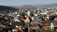 SLOVENIJA SUTRA BIRA PREDSEDNIKA Uoči drugog kruga predsedničkih izbora - da li će prvi put u istoriji pobedu odneti žena?