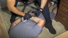 UHAPŠEN NASILNIK SA VOŽDOVCA Lisice za muškarca koji je šutirao devojku na parkingu