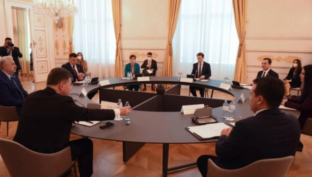 Kurc na konferenciji posebno pohvalio Srbiju i kritikovao Kurtija