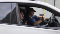 EKSKLUZIVNI ALO! PAPARAZZO Popularni folker postao lični vozač svojim naslednicima : Lukas taksista svojoj deci!