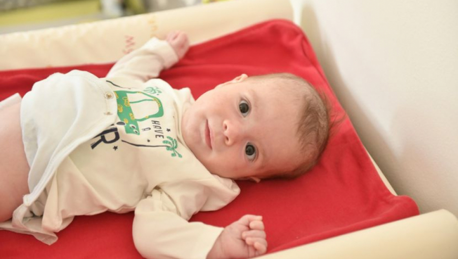 NAJVAŽNIJI DAN U ŽIVOTU MALENOG BORCA Boško Gugleta sa mamom otputovao u Budimpeštu po spasonosni lek
