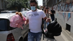 MARKO STIGAO ISPRED PORODILIŠTA Ponosnom tati i suprugu pune ruke poklona i cveća, sve je spremno za prvi susret sa ćerkom (FOTO)