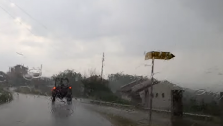 SNAŽNO NEVREME POGODILO ŽUPU Pljusak se sručio na zemlju, olujni vetar lomio drveće (VIDEO)