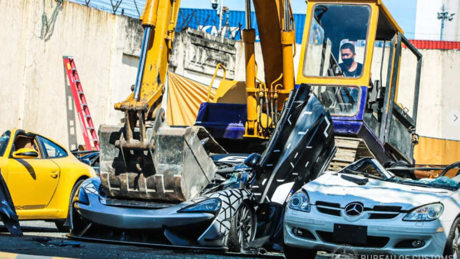 DA SRCE ZABOLI! Duterte dao naredbu, carina Filipina bagerom uništila luksuzne automobile! (FOTO)