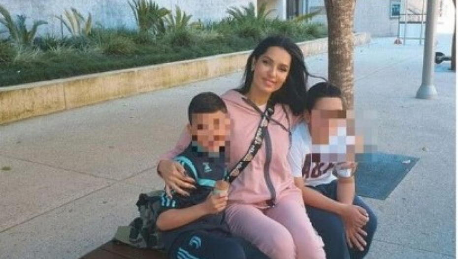 NE SKIDA POGLED SA SINOVA Nikad srećnija Tanja Savić uskoro stiže u Srbiju, evo odakle se oglasila pevačica (FOTO)