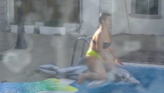 SPREMITE SE ZA SMEH DO SUZA Miljanine muke niko ne zna, zajahala delfina pa se prevrtala po bazenu (FOTO)