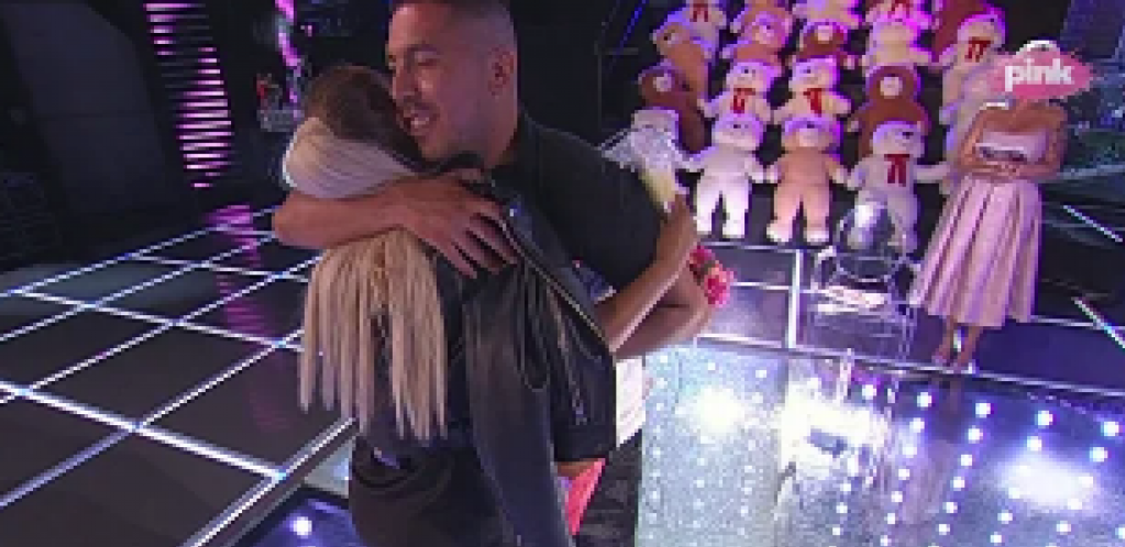 DOČEKAO JE NA IZLAZU Suze radosnice, muški zagrljaj i pokloni za Draganu Mitrović nakon napuštanja Bele kuće (FOTO)