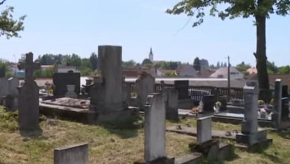 BIZARNO! Otac poginuloj ćerki podigao spomenik koji je zaprepastio javnost! (FOTO)