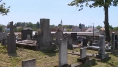 BIZARNO! Otac poginuloj ćerki podigao spomenik koji je zaprepastio javnost! (FOTO)