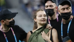 ONA JE UKRALA ŠOU Neočekivan upad na teren, obezbeđenje se obrukalo (FOTO GALERIJA)